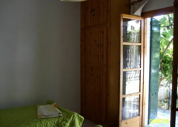 Lakis Apartments